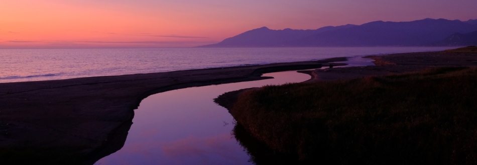 日本海に注ぐ小さな塙川（秋田　八峰町）